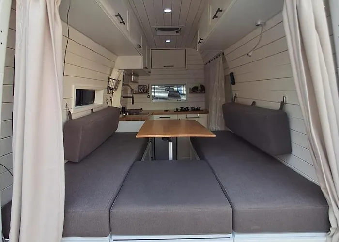 キャンプ場 Cozy Campervan Albania ティラナ